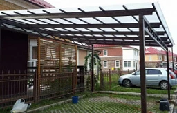 Автомобильный односкатный навес с прозрачной крышей