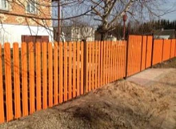 Двусторонний забор из евроштакетника RAL 1034 на 6 соток